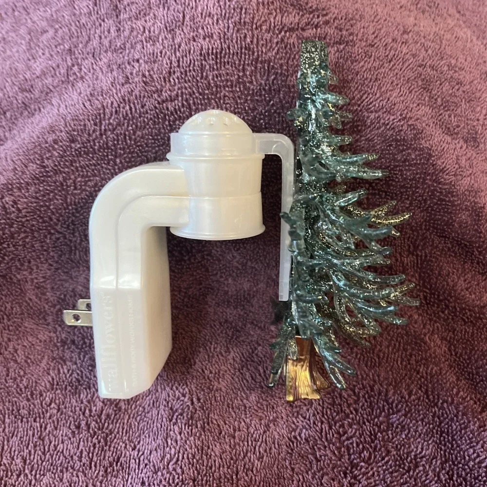 Bath & Body Works Natural Pine Tree Nightlight Wallflower Diffuser Plug-In - Picture 8 of 10